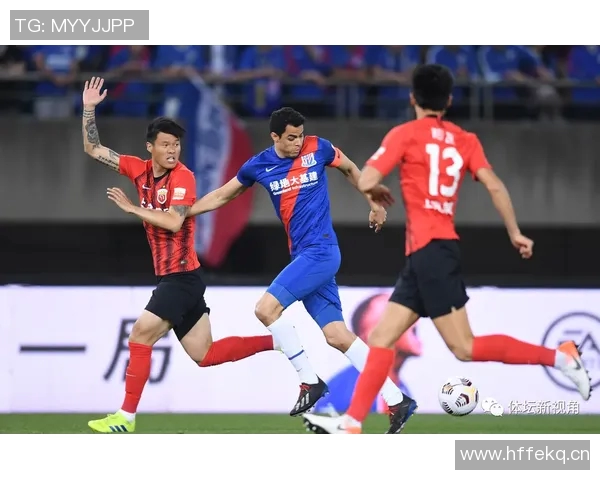 中场掌控战局 打造足球比赛中的核心力量与战略布局